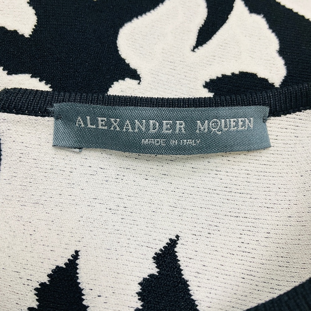 ALEXANDER MCQUEEN BLACK / WHITE BIRD PRINT CAP SLEEVED FLARED KNIT DRESS - Picture 4 of 5